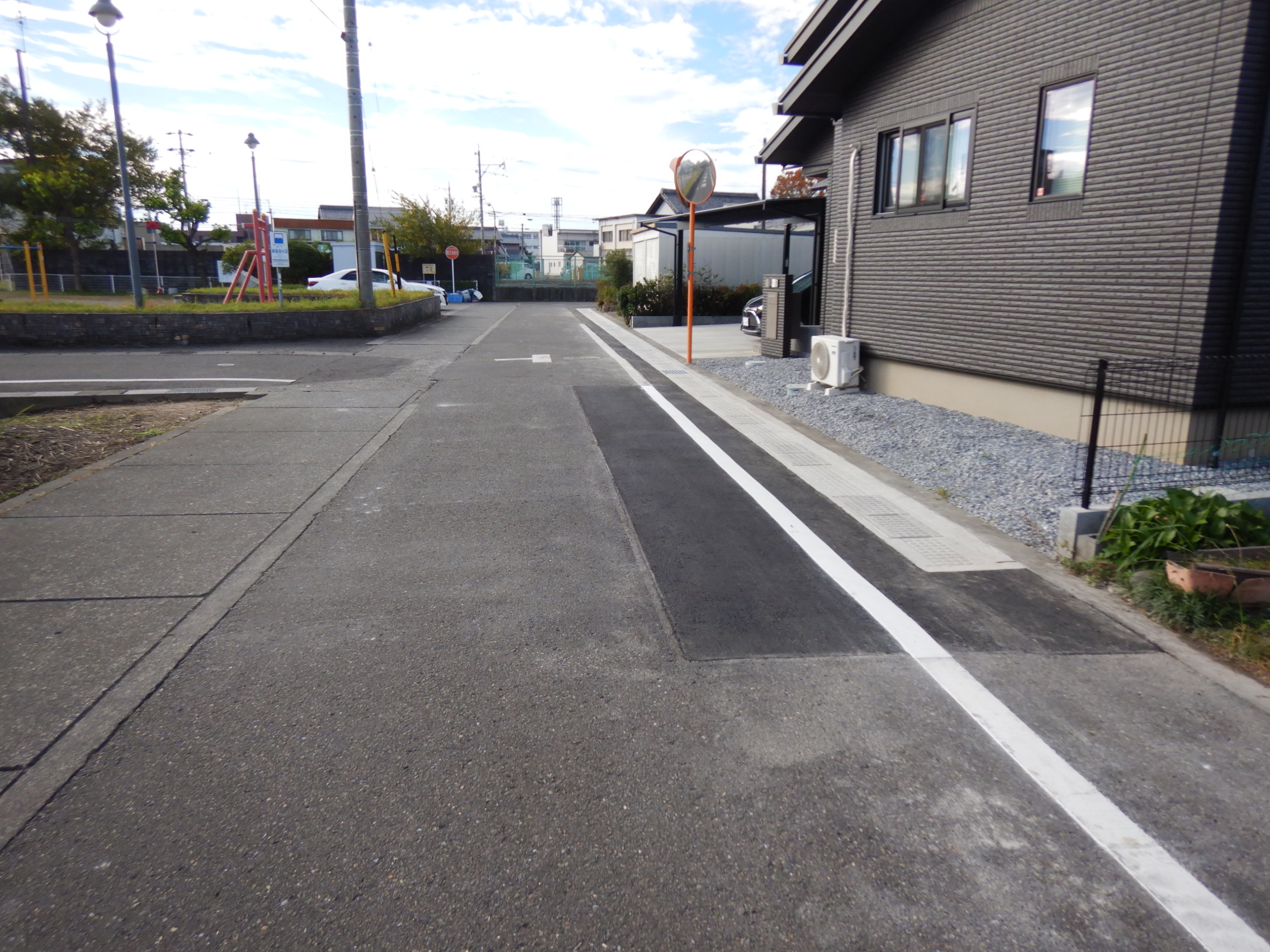 住宅に面する道路沿いに設けられた側溝