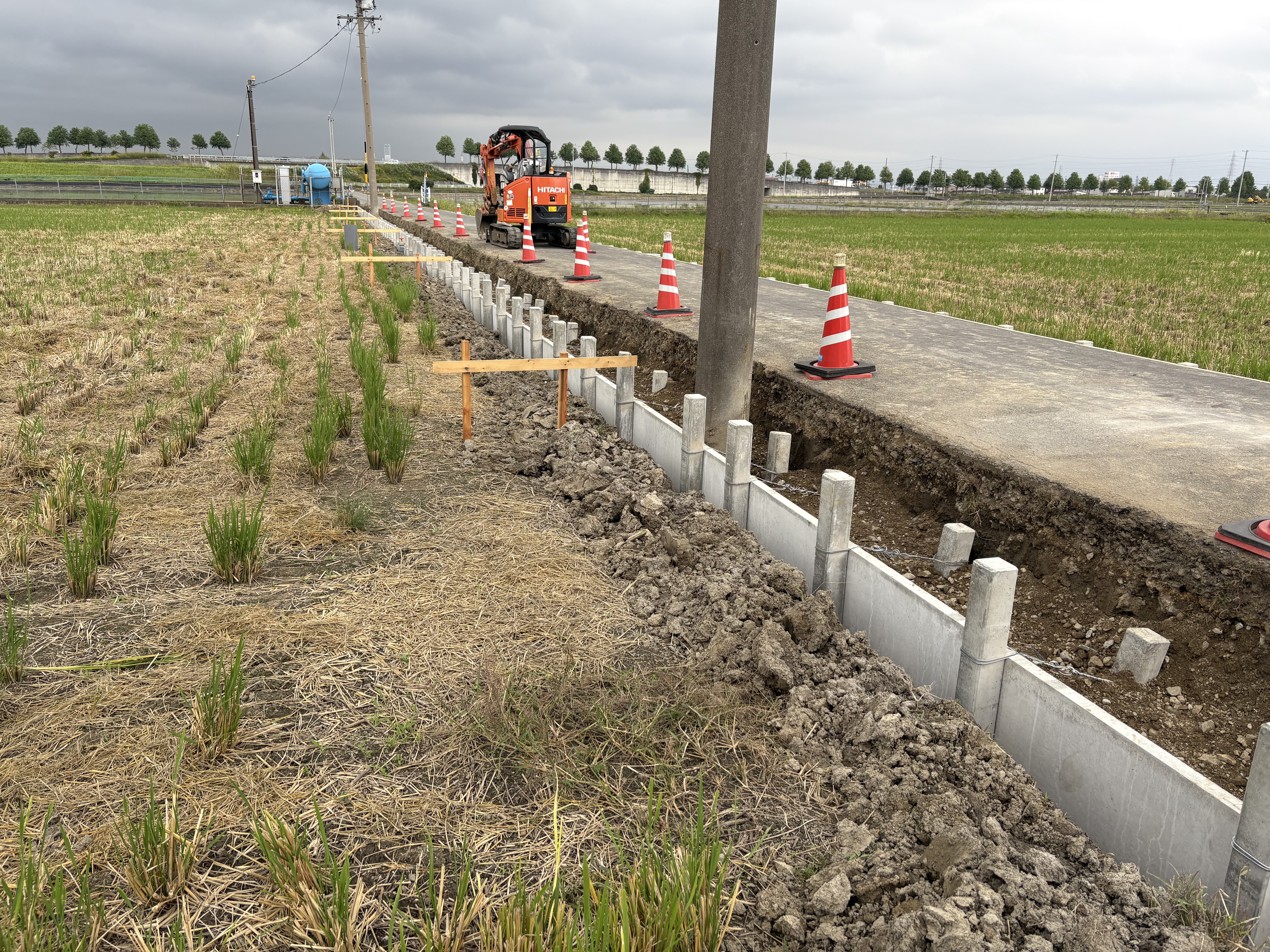 道路沿いの工事現場