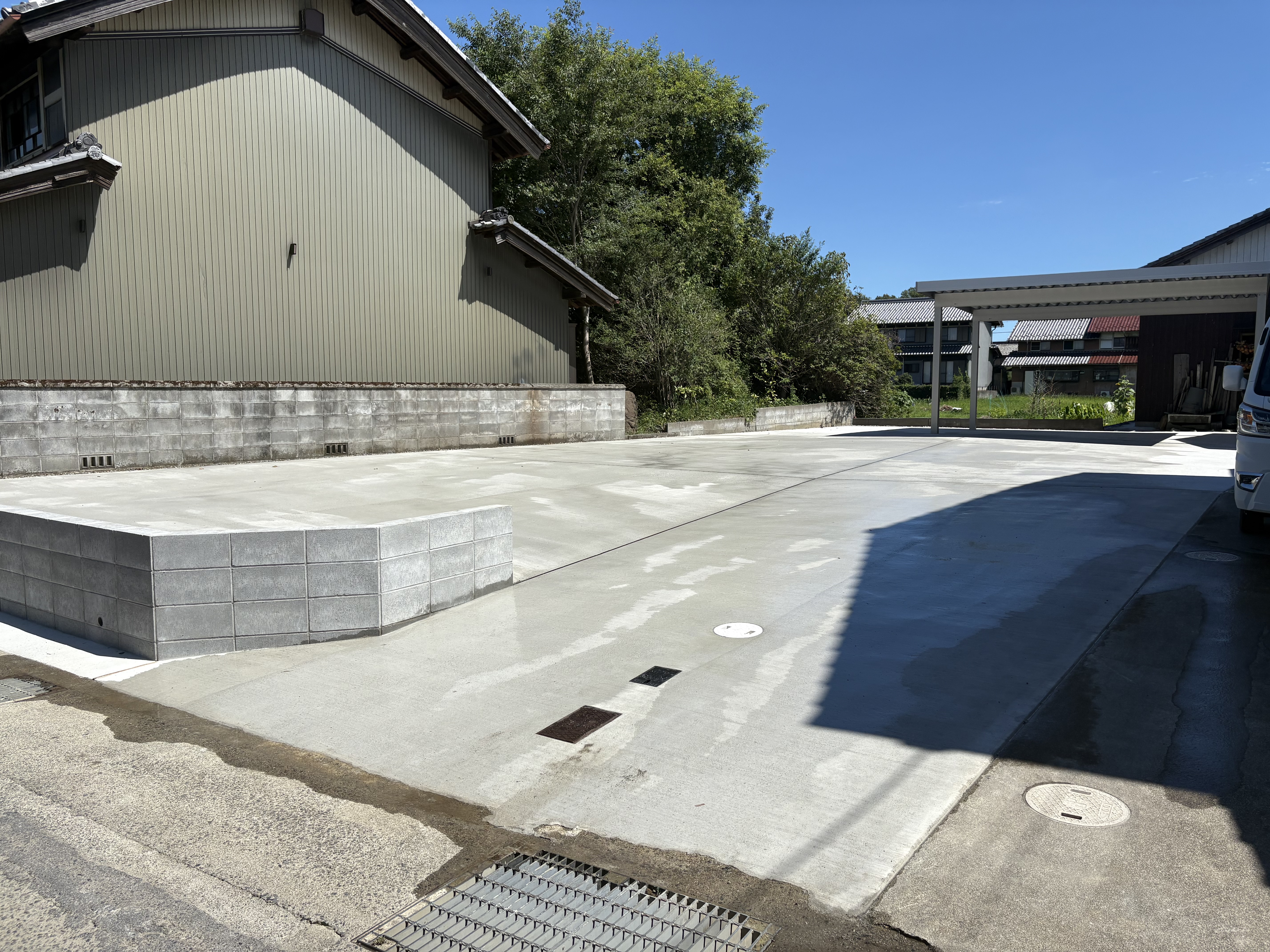 コンクリートで整えられた敷地