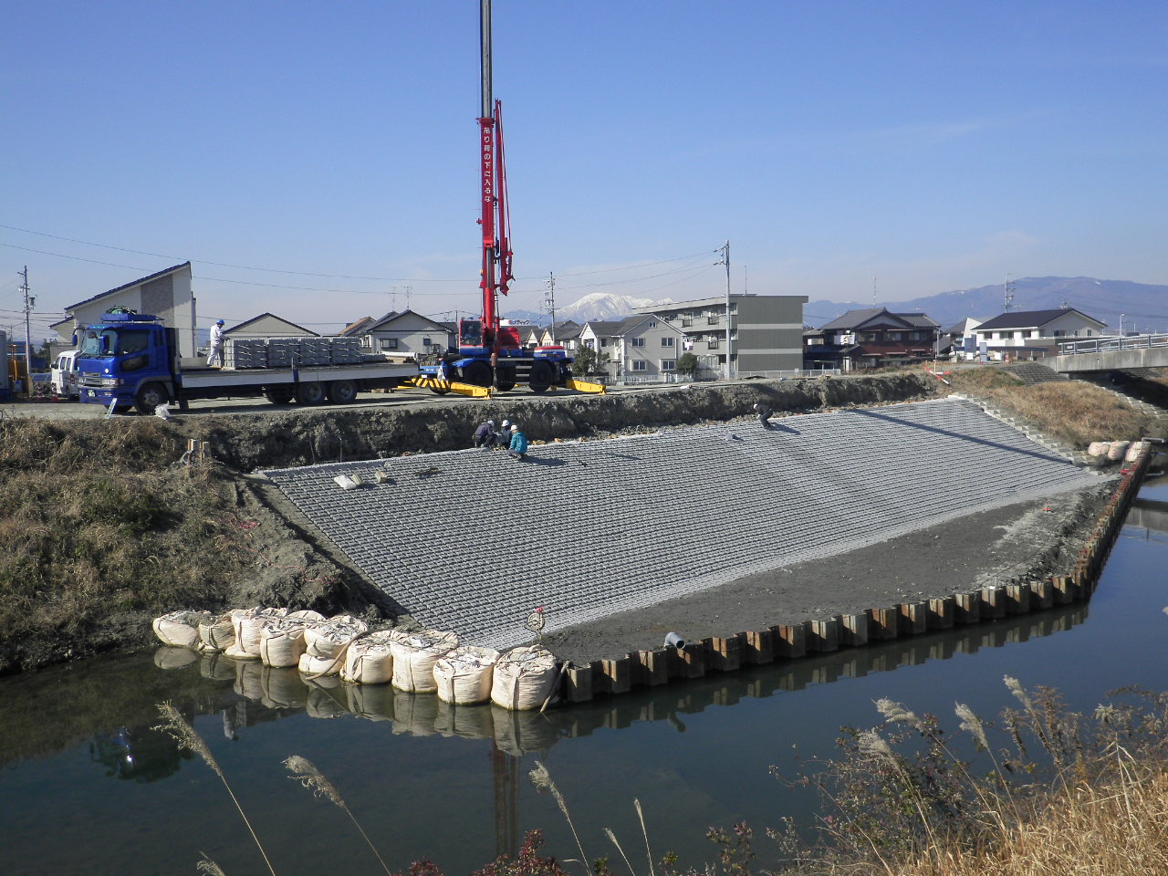 河川の護岸工事の様子