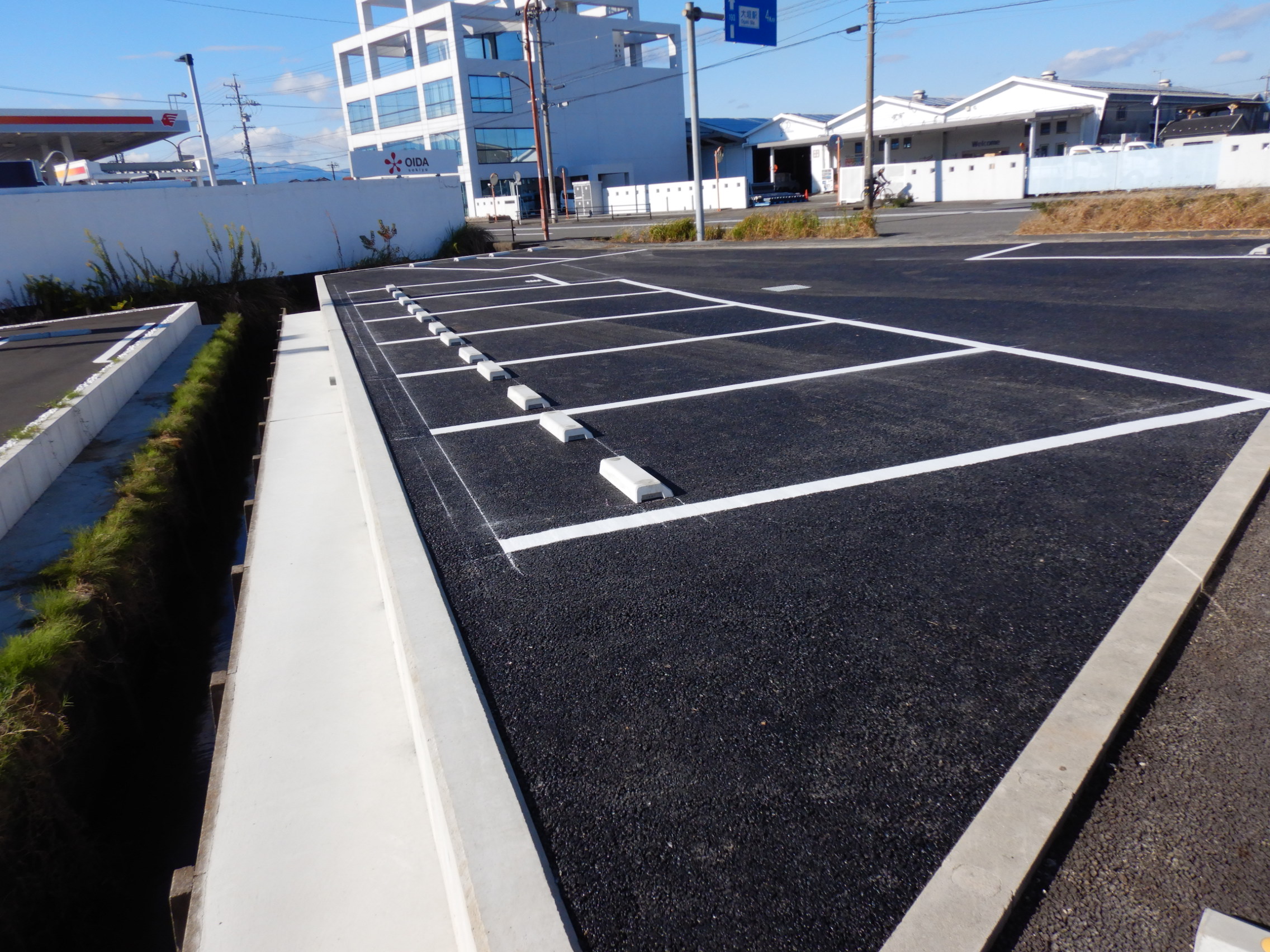 アスファルトで舗装された駐車場